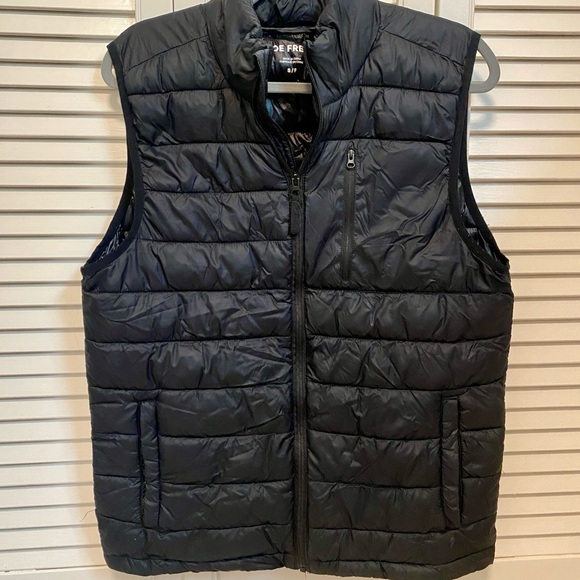 Joe Fresh black puffer vest - Picture 3 of 3